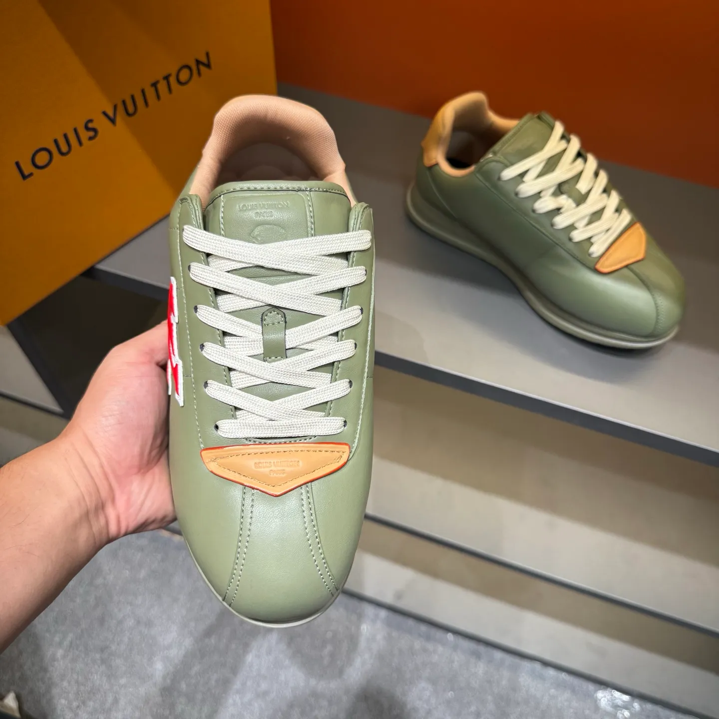 P540 Size 38-45 LV 🫏The colorful interpretation of BUTTERSOFT sneakers combines sheepskin, The colorful interpretation of LV BUTTERSOFT sneakers combines sheepskin and calfskin, bringing a super soft feel. Designed by Pharrell Williams, this '60s-inspired shoe features a padded upper that's been crafted by Louis Vuitton craftsmen to further enhance the comfort of the leather. In addition to the LV initials, it features multiple signatures, including natural leather trim and an embossed pattern of Pharrell Williams and lobster on the side, referencing the Fall/Winter 2025 men’s show. A must-have artifact for fashionistas✅